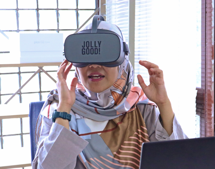 介護教育VRがインドネシアで活躍、日本の講師がオンラインで教育