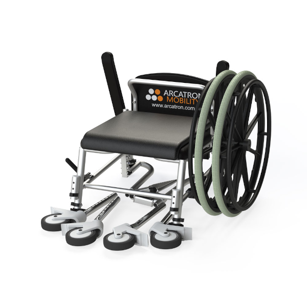 座ったままトイレで用が足せる、シャワーもできる高機能な車椅子