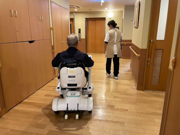 国内初の自動運転ロボット車椅子「指先で簡単に移動できた」と高齢者に好評