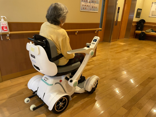 国内初の自動運転ロボット車椅子「指先で簡単に移動できた」と高齢者に好評