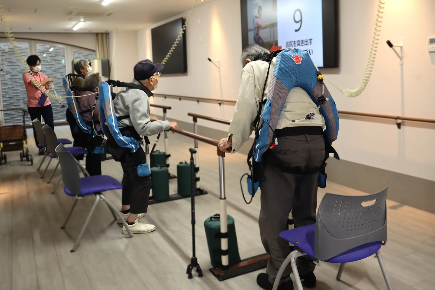 アシストスーツを活用した介護施設向けトレーニングモデル「マッスルスーツCARE」が高評価