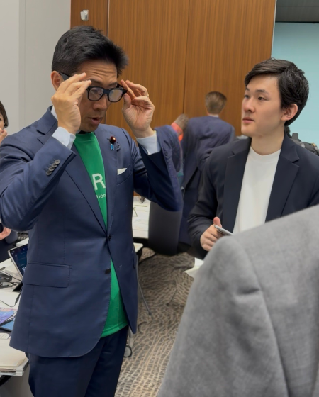 手を止めず記録する。AIグラスとアプリで介護現場を変革